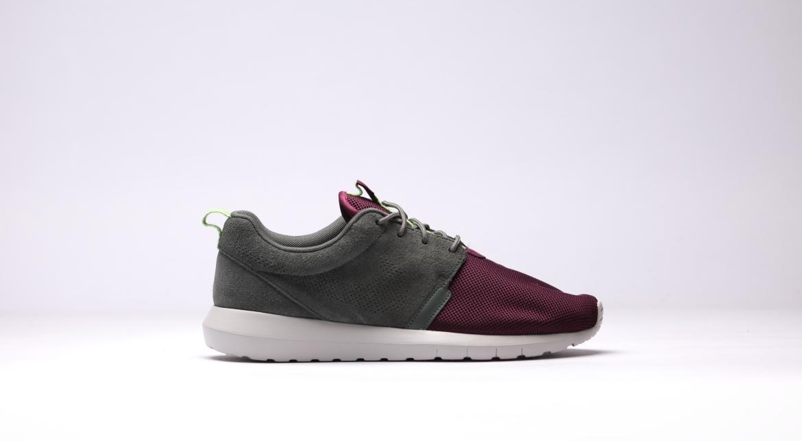 Nike Rosherun Nm FB "Villain Red"